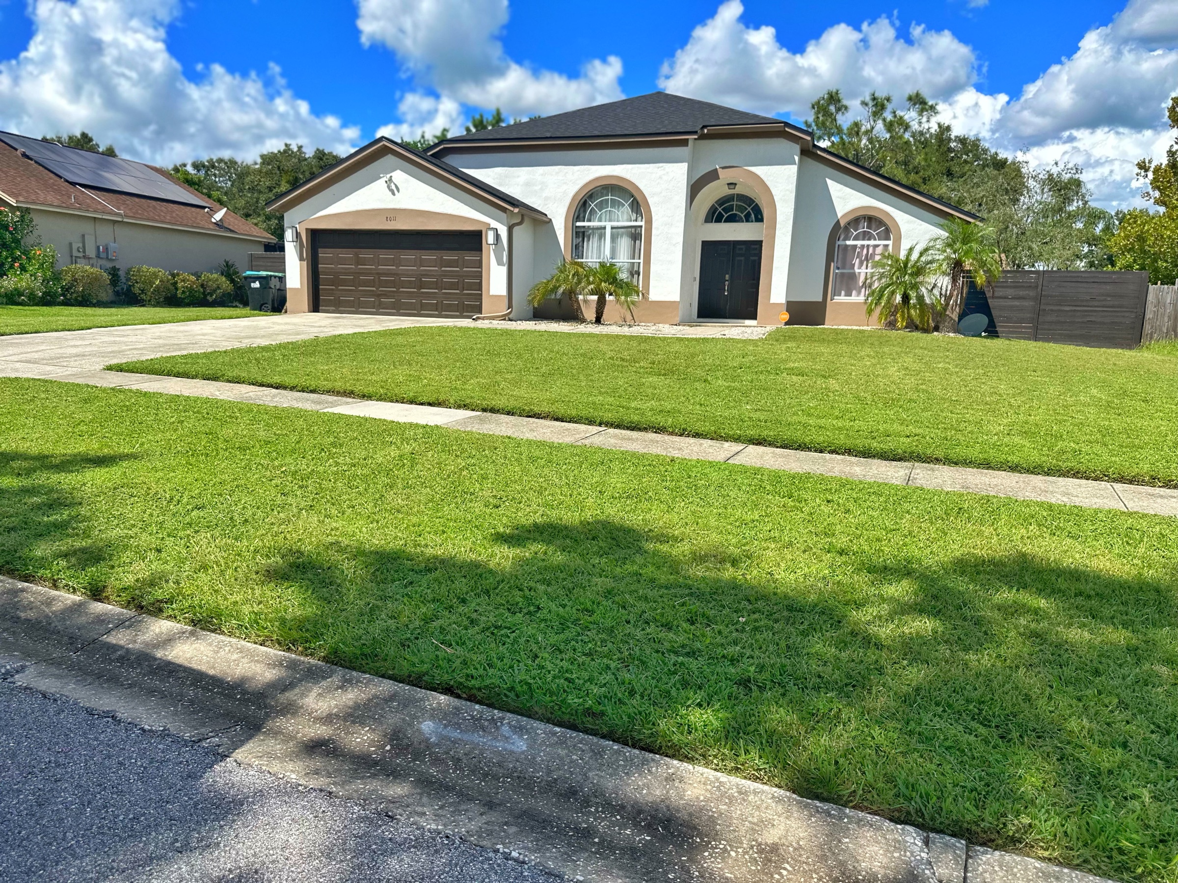 Freshly mowed residential lawn maintained by Lee’s Lawn Maintenance Service in Central Florida